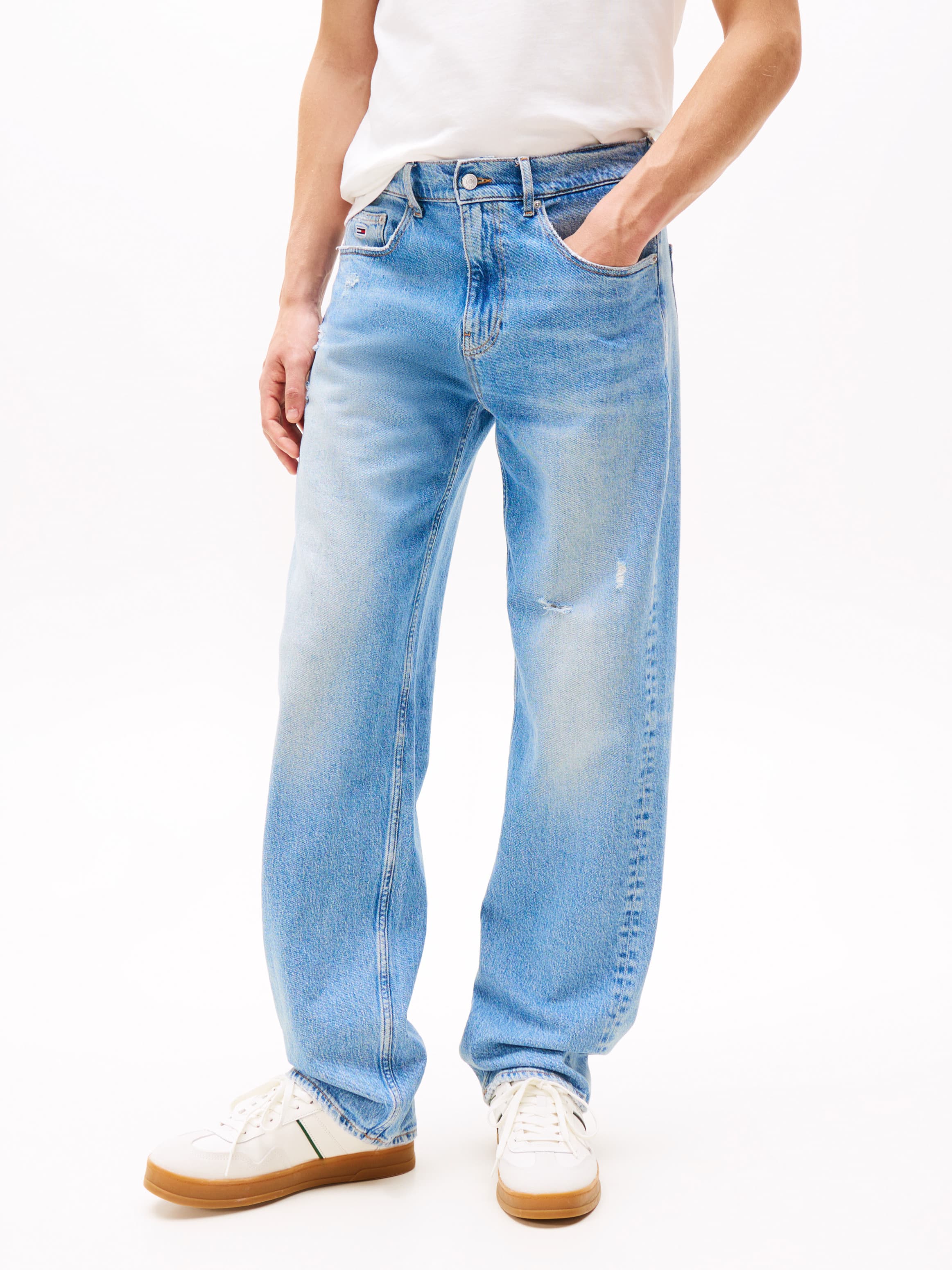 Crest Embroidery Loose Jeans